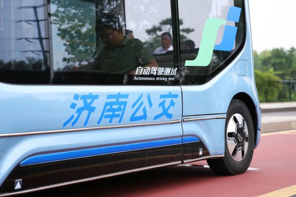 围观！济南首辆自动驾驶公交车来了(图5)