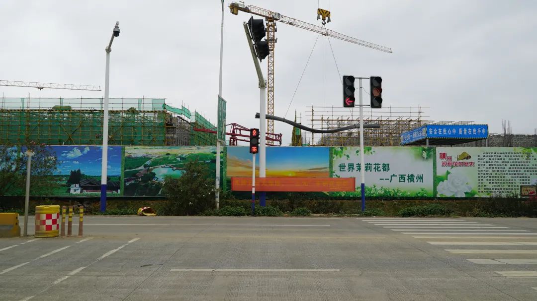 横州市470县道启用智能信号灯交通安全水平显著提升(图2)