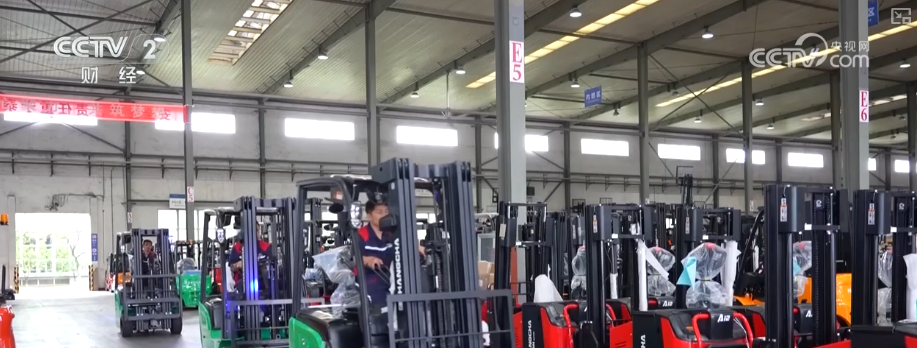 从“执行者”到“决策者”产销两旺！AI助力无人叉车成为行业增长新引擎(图1)