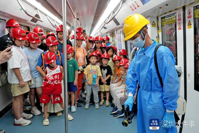 深圳地铁邀市民探秘列车清洁列车智能消毒机器人秀功底(图2)